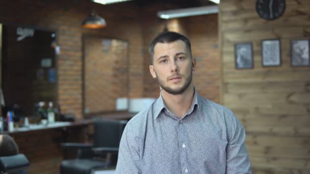 Jeune homme beau dans le salon de coiffure — Video