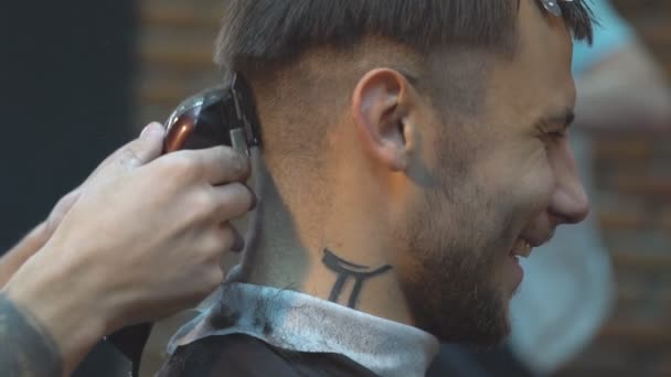 Homem confiante visitando cabeleireiro na barbearia . — Vídeo de Stock