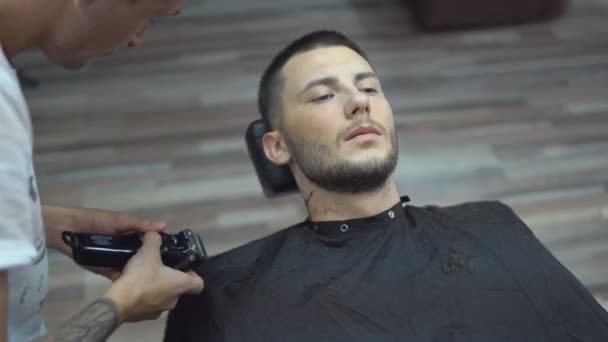 Joven guapo hombre en la barbería — Vídeos de Stock