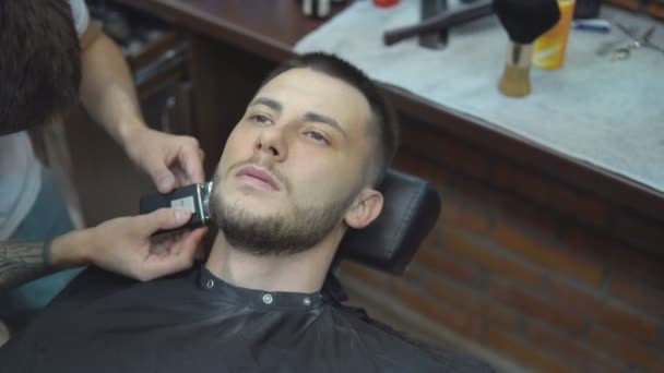 Jovem homem bonito na barbearia — Vídeo de Stock