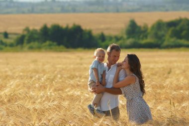 Ebeveyn mutluluk, çocuk ile sahada yürüyüş