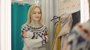 Genç kız Oda uyum sağlamayı kazak ayna yakınındaki görünüyor