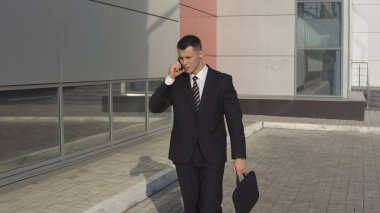 İş adamları ofis binası yakınındaki çalışırken