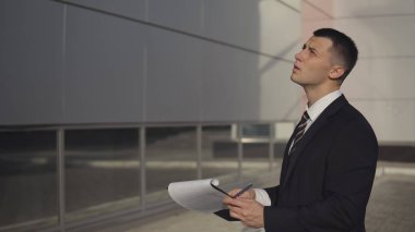 İş adamları ofis binası yakınındaki çalışırken