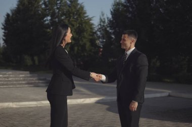 İş adamları ofis binası yakınındaki çalışırken