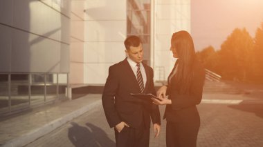 İş adamları ofis binası yakınındaki çalışırken