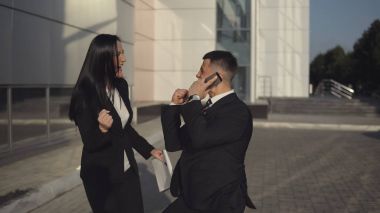 İş adamları ofis binası yakınındaki çalışırken