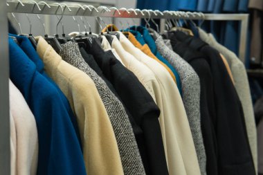 Satır sonbahar kat raf üzerinde asılı alışveriş