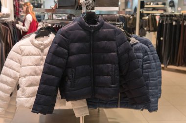 Beyaz, siyah ve gri rafta salonu kat aşağı