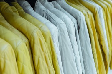 deri ceketler rafta, giyim mağazası kapatın.