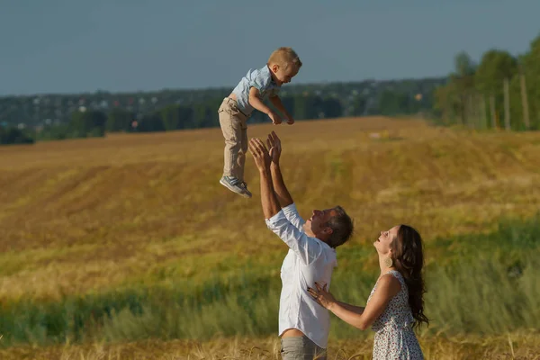 Genç anne ve çocuk buğday alanda yürüyüş