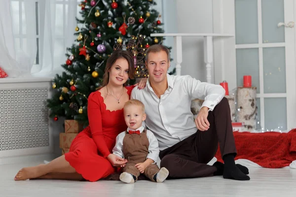 Año nuevo y el retrato de Navidad de la familia joven en ropa clásica . — Foto de Stock