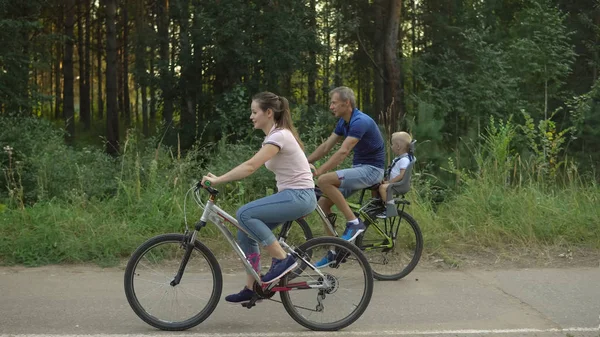 Счастливая семейная поездка на велосипедах в лесу — стоковое фото