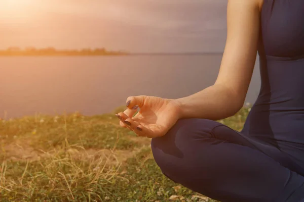 Chiudi le mani. Donna fare yoga all'aperto . — Foto Stock