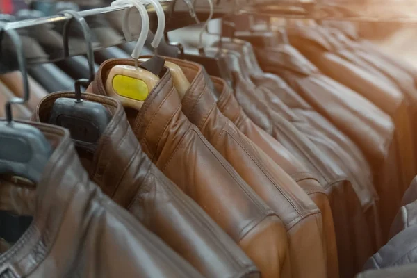 Chaquetas de cuero marrón en el rack — Foto de Stock