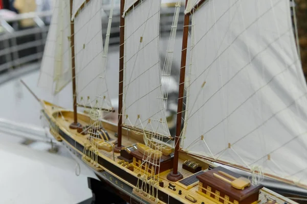 Modell eines Segelschiffs im Souvenirladen, Nahaufnahme — Stockfoto
