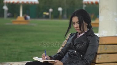 parkta genç esmer güzel