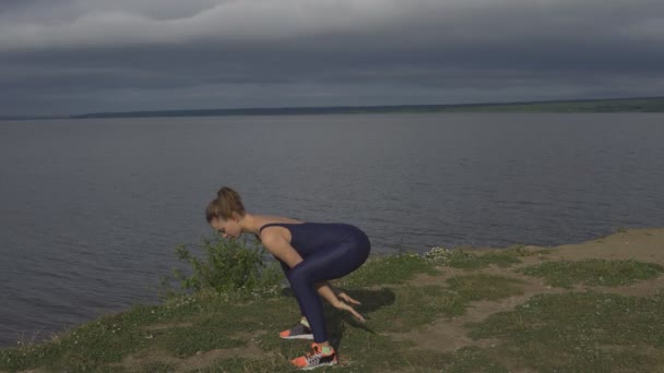 Yoga kvinnan i sportkläder, yogi praxis utomhus — Stockvideo