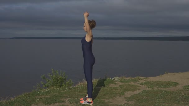 Mujer yoga en ropa deportiva, concentración de energía — Vídeos de Stock