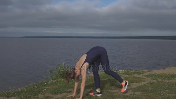 Femme en tenue de sport bleue faisant des pompes, yoga — Video