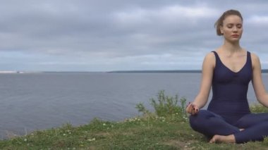 Kadın klasik Yoga poz, enerji konsantrasyonu