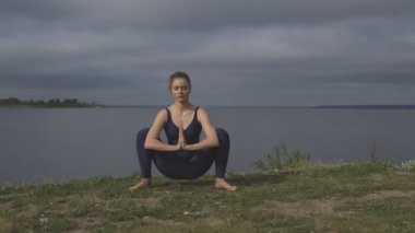 Kadın klasik Yoga poz, enerji konsantrasyonu