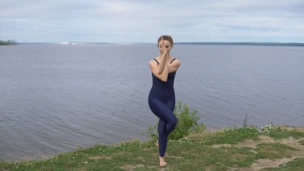 Csinos lány a klasszikus jóga póz, energia-koncentráció — Stock videók