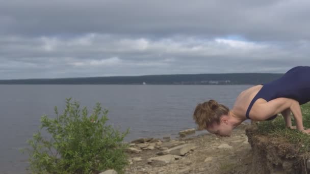 Attrayant fille debout sur les mains, yoga équilibre formation — Video