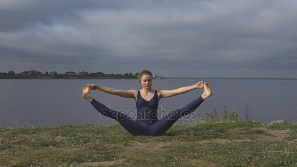 Girl trains stretching, yoga practice — Stock Video