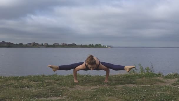 Vrouw treinen rekken, yoga praktijk — Stockvideo