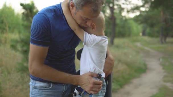 Menino em assento de bicicleta infantil, pai usar um cinto de segurança — Vídeo de Stock