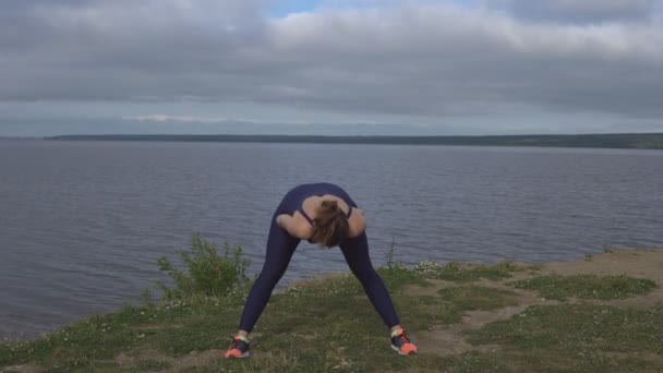 Mujer en pose de yoga clásico, concentración de energía — Vídeo de stock