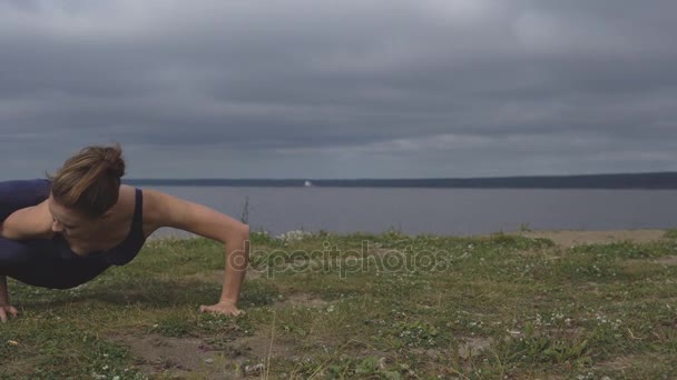 Pociągi Kobieta, stretching, Joga practice — Wideo stockowe