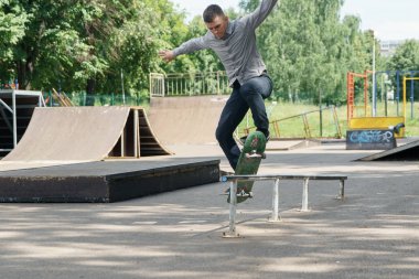 Parkta genç çocuk patenci