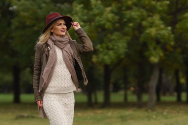 güzel sarışın kız parkta yürüyüş