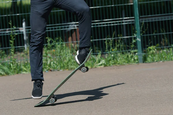 Junge Skater im Park — Stockfoto