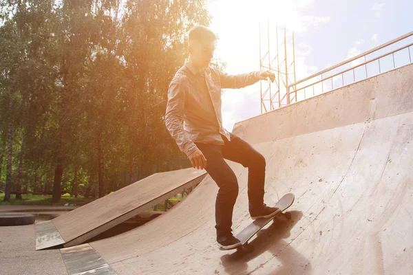 Ragazzo pattinatore nel parco — Foto Stock