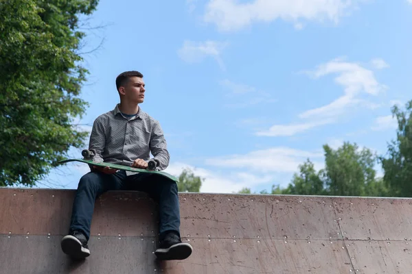 Young boy skater in the park — Stock Photo, Image