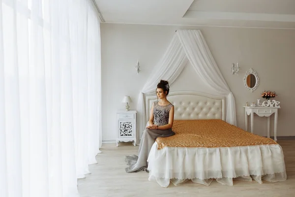 Mujer en vestido elegante, interior de dormitorio de lujo — Foto de Stock