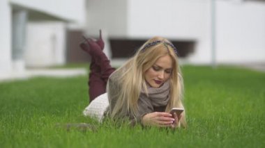 güzel sarışın kız parkta yürüyüş