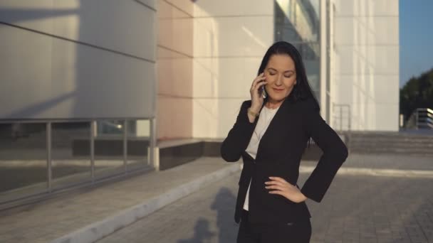 Gente de negocios mientras trabaja cerca del edificio de oficinas — Vídeo de stock