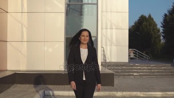 Une jeune femme d'affaires marche dans la rue — Video