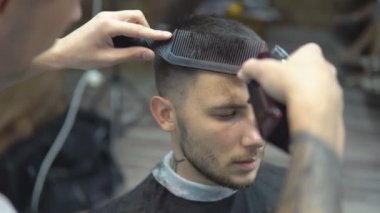 Berber Dükkanı genç yakışıklı adam