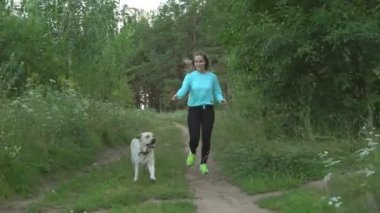 genç güzel kız ormanda orman onun safkan köpek ile çalışır