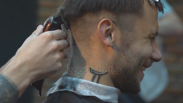 Homem confiante visitando cabeleireiro na barbearia . — Vídeo de Stock