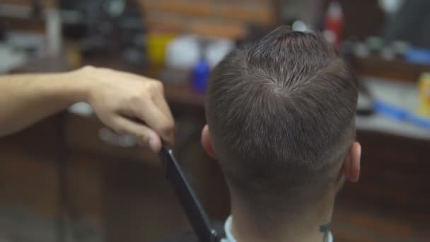 Jonge knappe man in de barbershop — Stockvideo