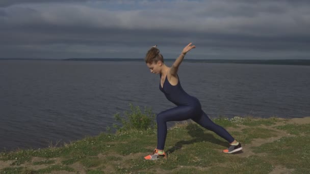 Mujer de yoga en ropa deportiva, práctica de yogui al aire libre — Vídeo de stock