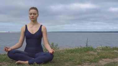 Erkek klasik yoga poz, enerji konsantrasyonu