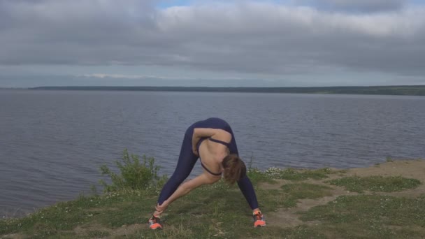 Woman in classical yoga pose, energy concentration — Stock Video