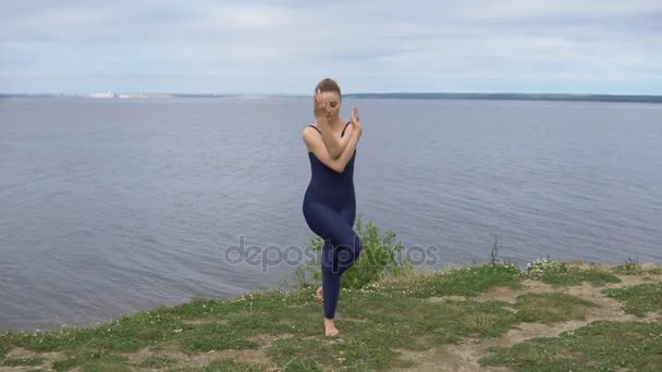 Csinos lány a klasszikus jóga póz, energia-koncentráció — Stock videók